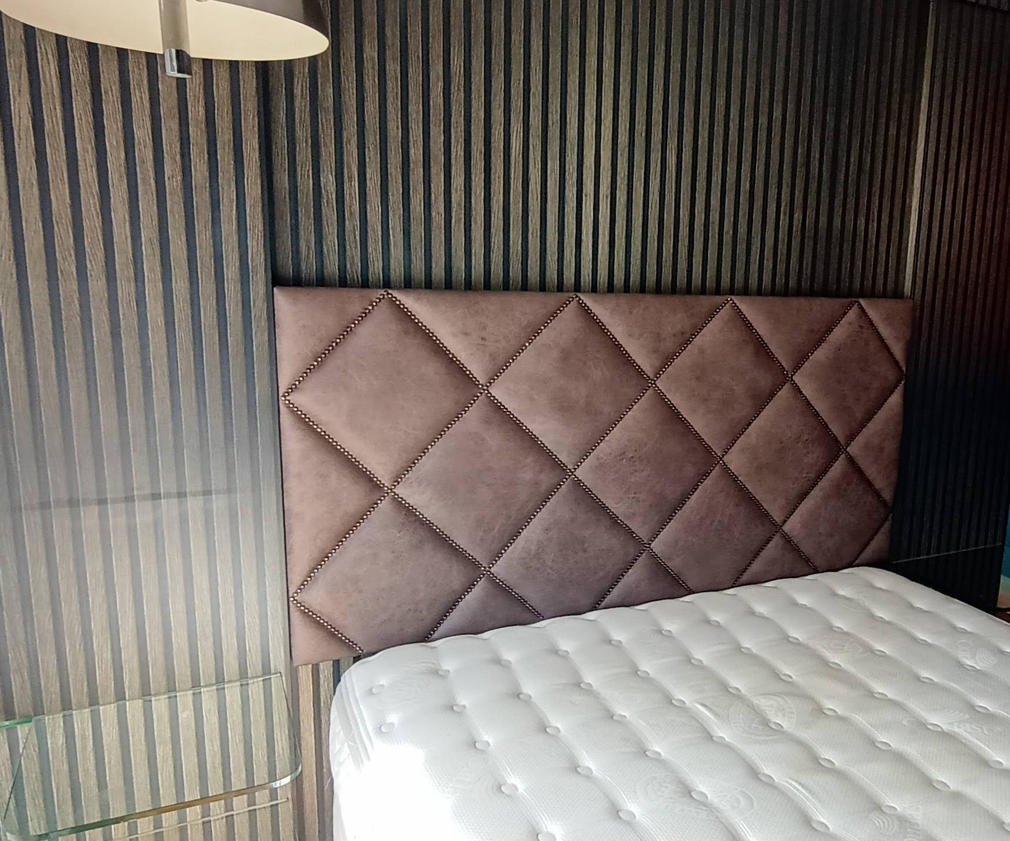 Painel de cabeceira estofado com tachas fumê em Santa Cecilia