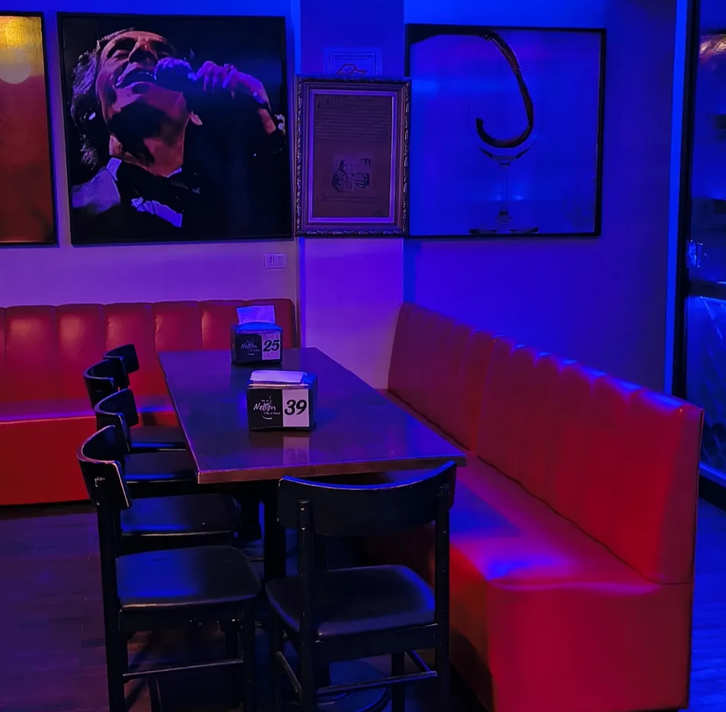 Banco estofado para bares e restaurantes, produção própria - Rede Biroska em Santa Cecilia