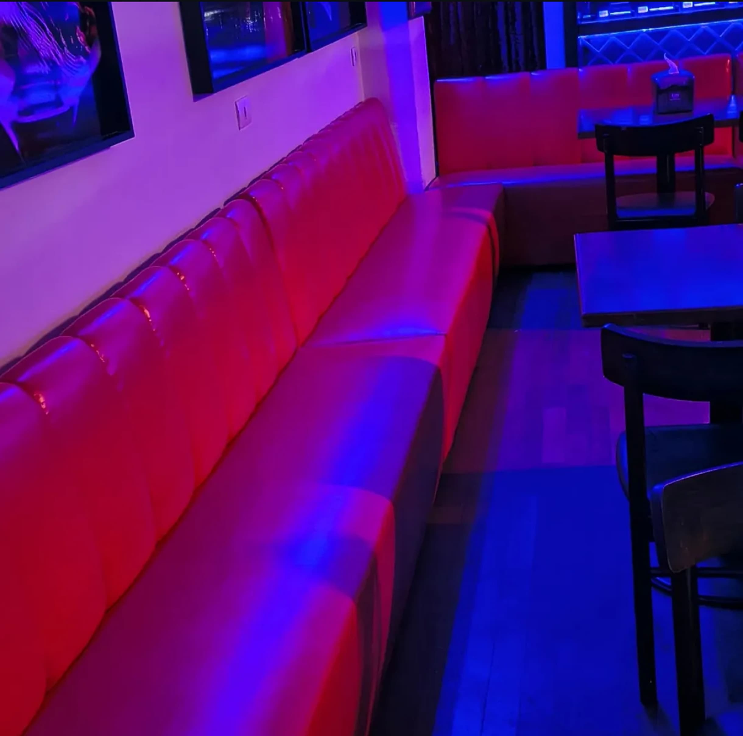 Banco estofado para bares e restaurantes, produção própria - Rede Biroska em Santa Cecilia