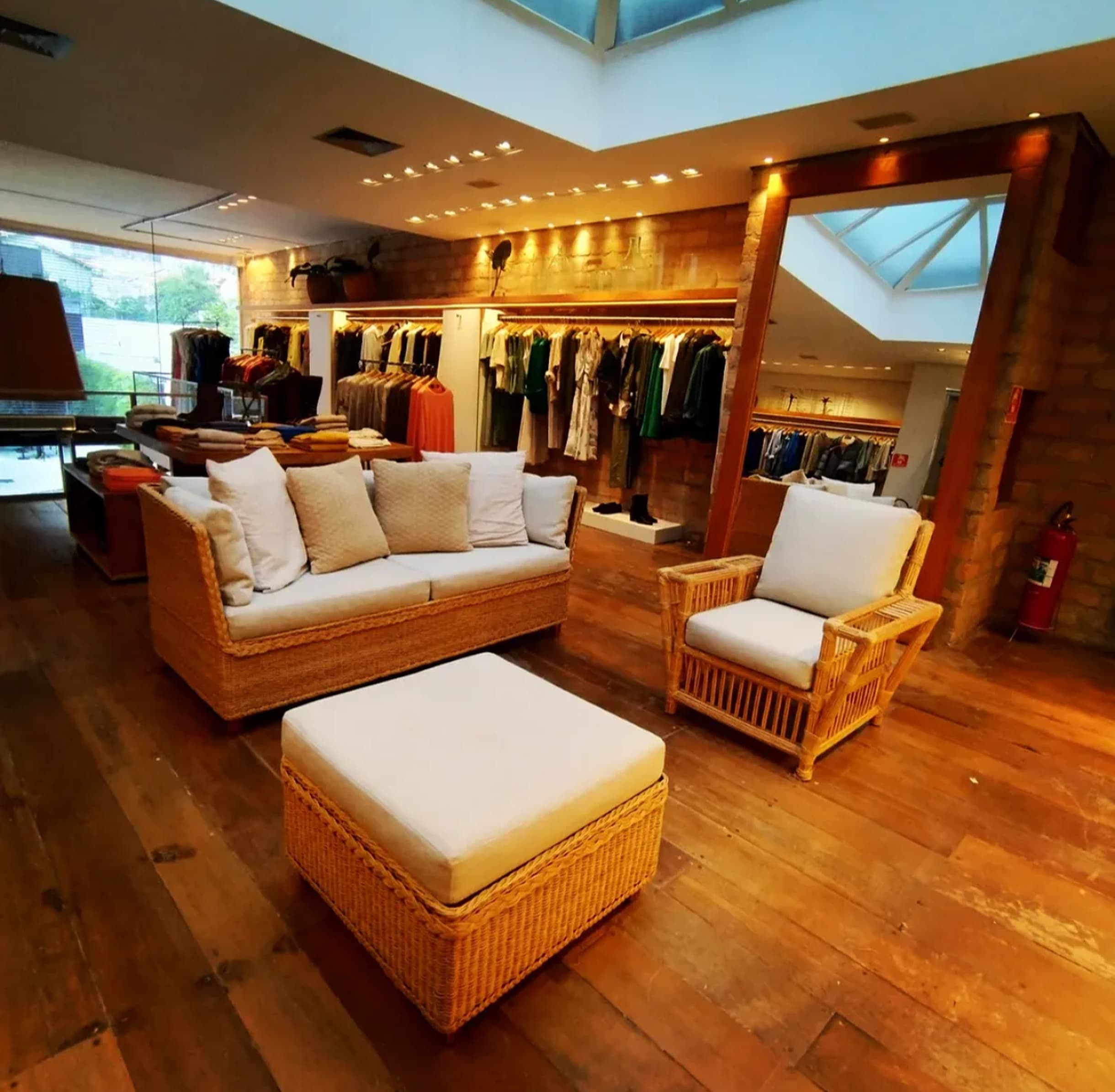 Reforma sofá e poltrona - Loja Richard's Oscar Freire em Jardins