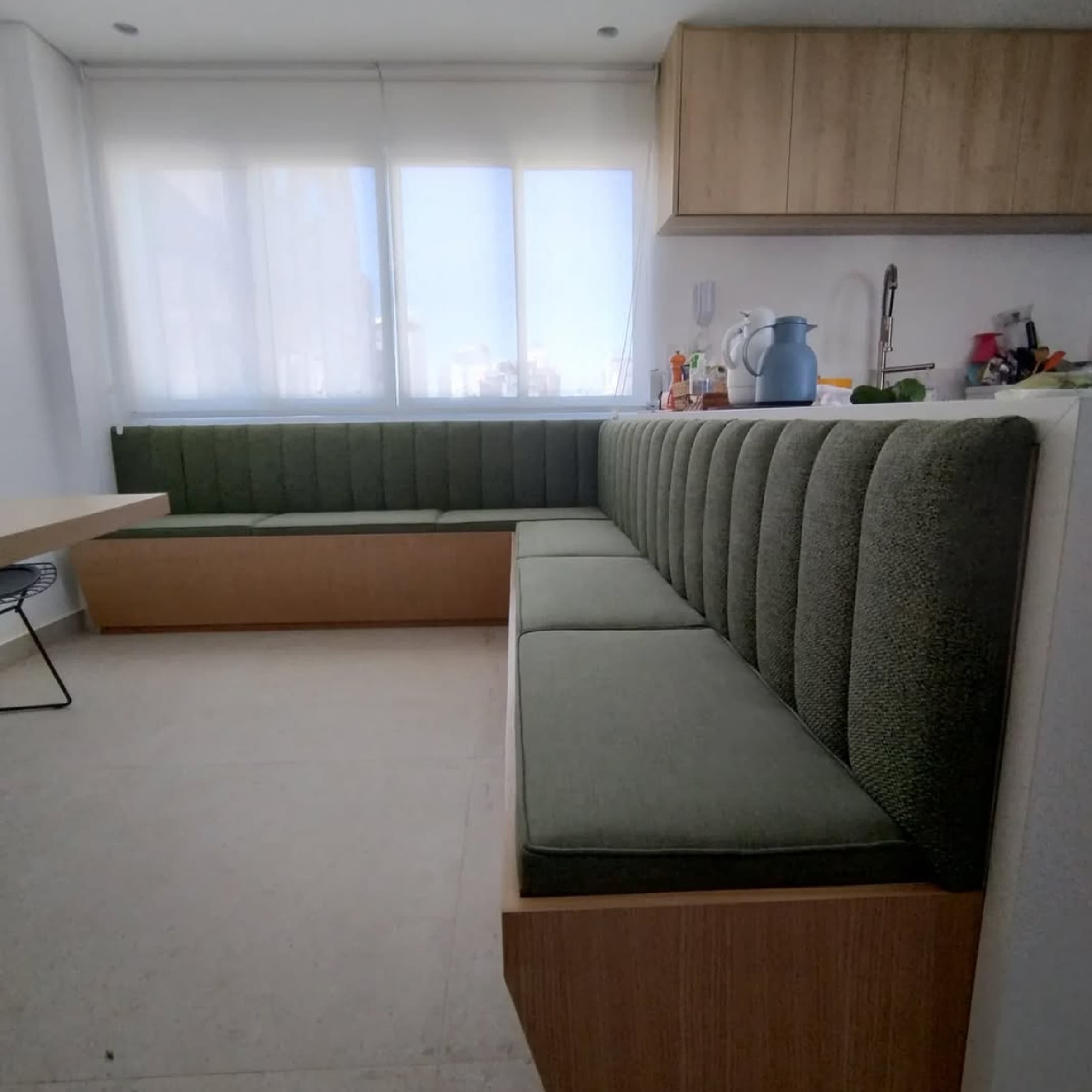 Banco estofado sob medida, para sala de almoço em Jardins